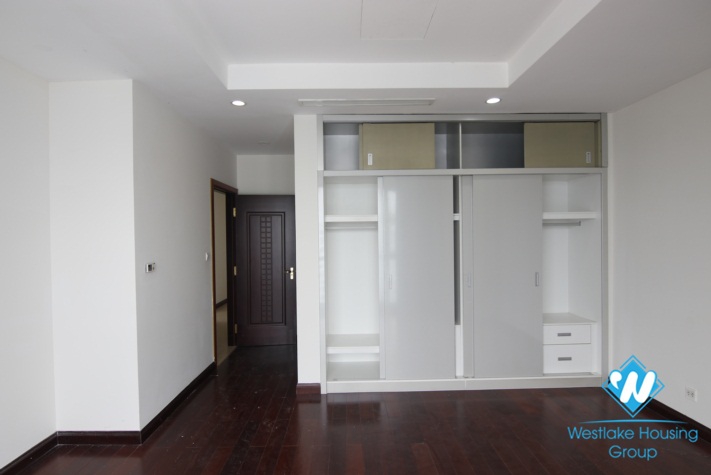 A nice unfurnitured apartment with big balcony for rent on Royal City